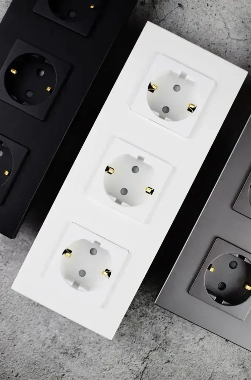 Розетки белые тройные с заземлением