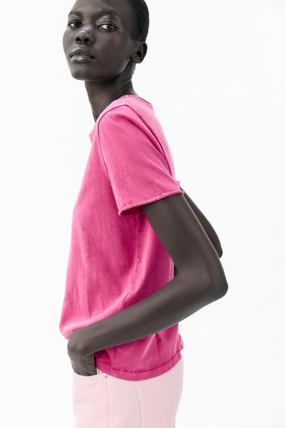 ZARA ФУТБОЛКА ИЗ ТКАНИ С ЭФФЕКТОМ ПОТЕРТОСТИ, ЦВЕТ ФУКСИИ