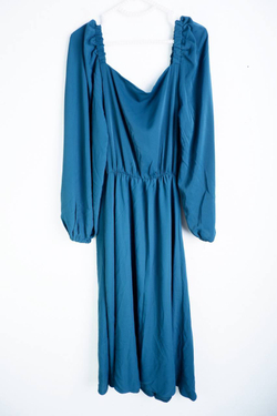 Платье изумрудного оттенка, визуально на 44 размер