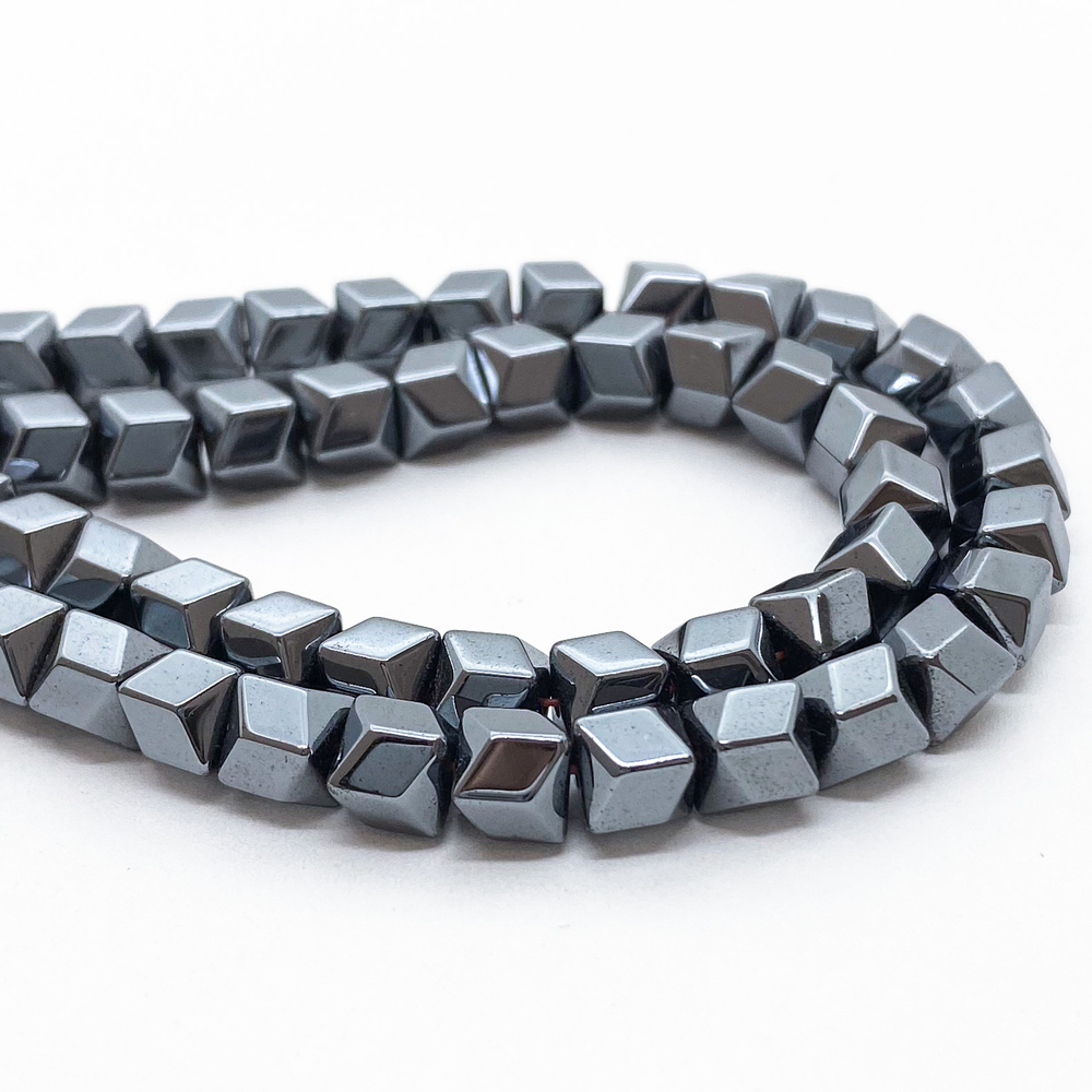 Гематит (имитация) размер около 5,5 мм, цена за 17 шт (1/4 нити)