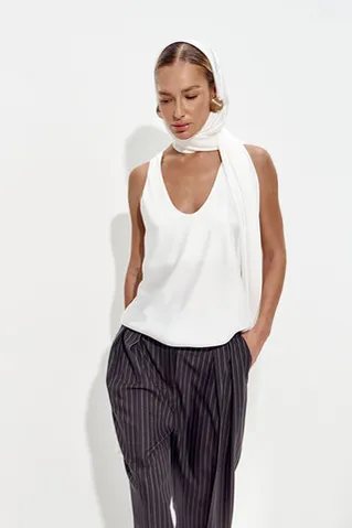 Майка из атласа с глубоким вырезом кремового цвета