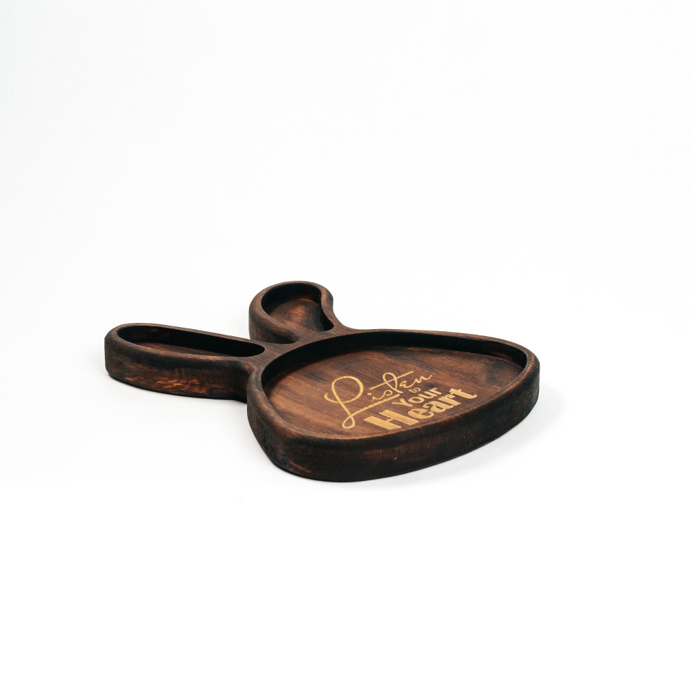 Менажница из кедра для подачи блюд и закусок с гравировкой "Listen to your heart"