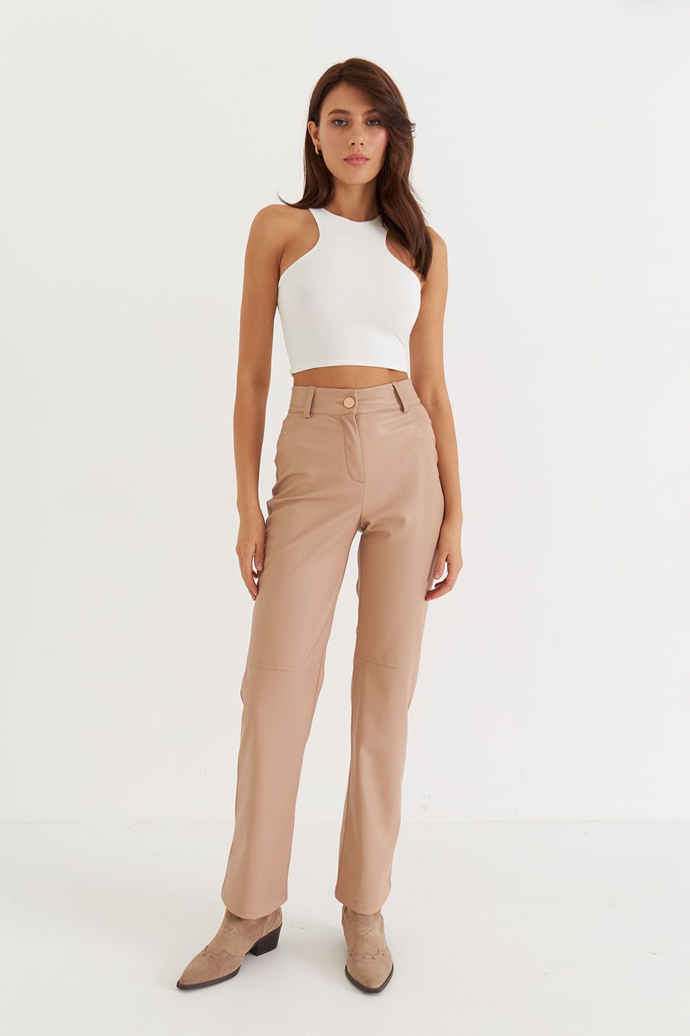 Брюки из экокожи прямые бежевого цвета