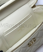 Белая сумка Chanel прямоугольная с золотой фурнитурой