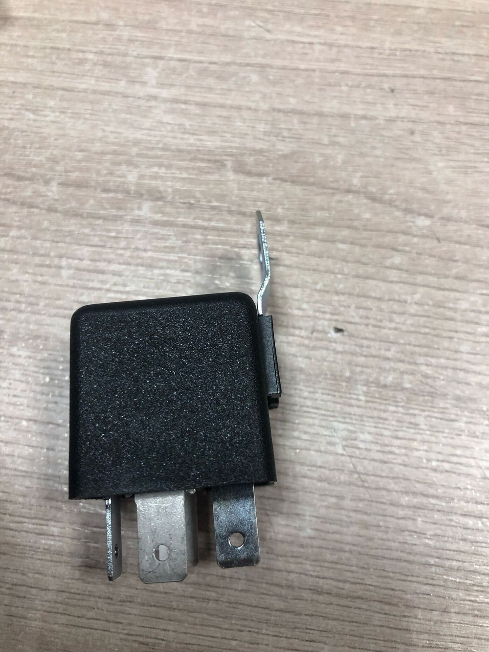 реле 24в 4 контактное с креплением 20а 981377710