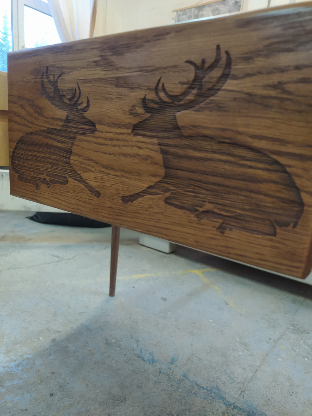 Письменный стол из массива дуба с кожаной инкрустацией