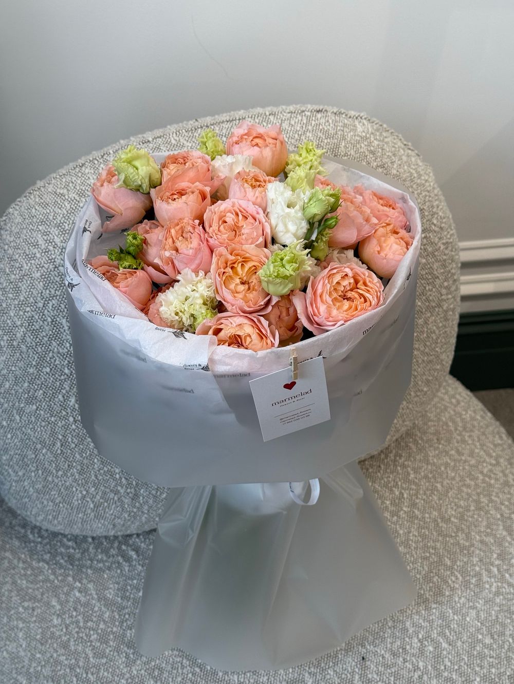 Букет из кустовых пионовидных роз и лизиантуса