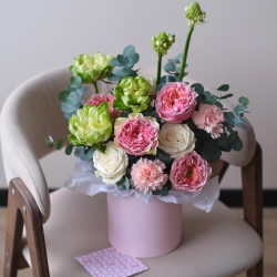 Пионовидные розы Вегги и Пинк Монстр с орнитогалумом и эвкалиптом в шляпной коробке