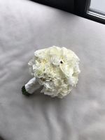 Свадебный букет из оноголовых роз, диантусов и лизиантуса