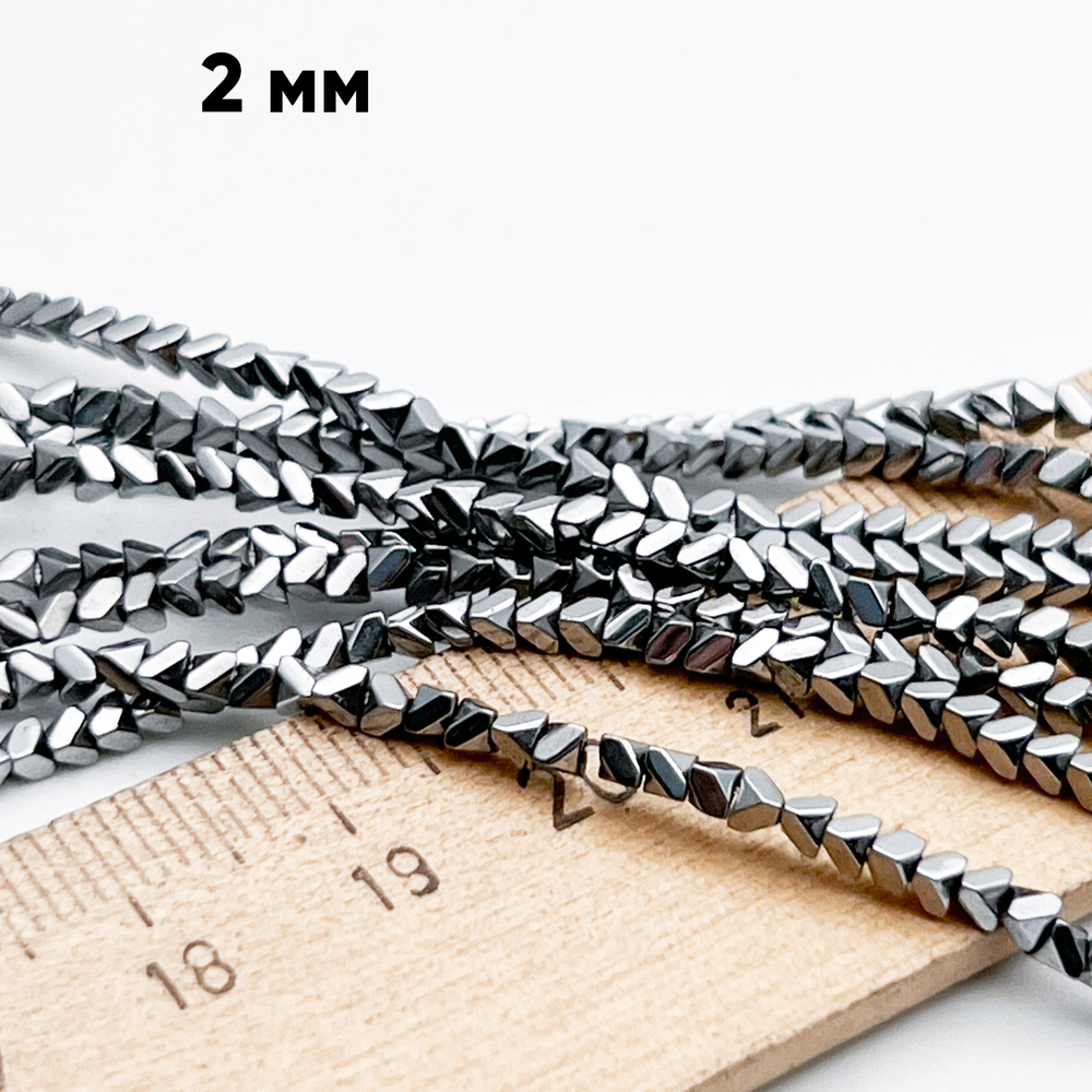 Гематит Стрелка бусины (имитация), цвет серебристый, размер около 2 мм, цена за отрезок 19 см (1/2 нити)