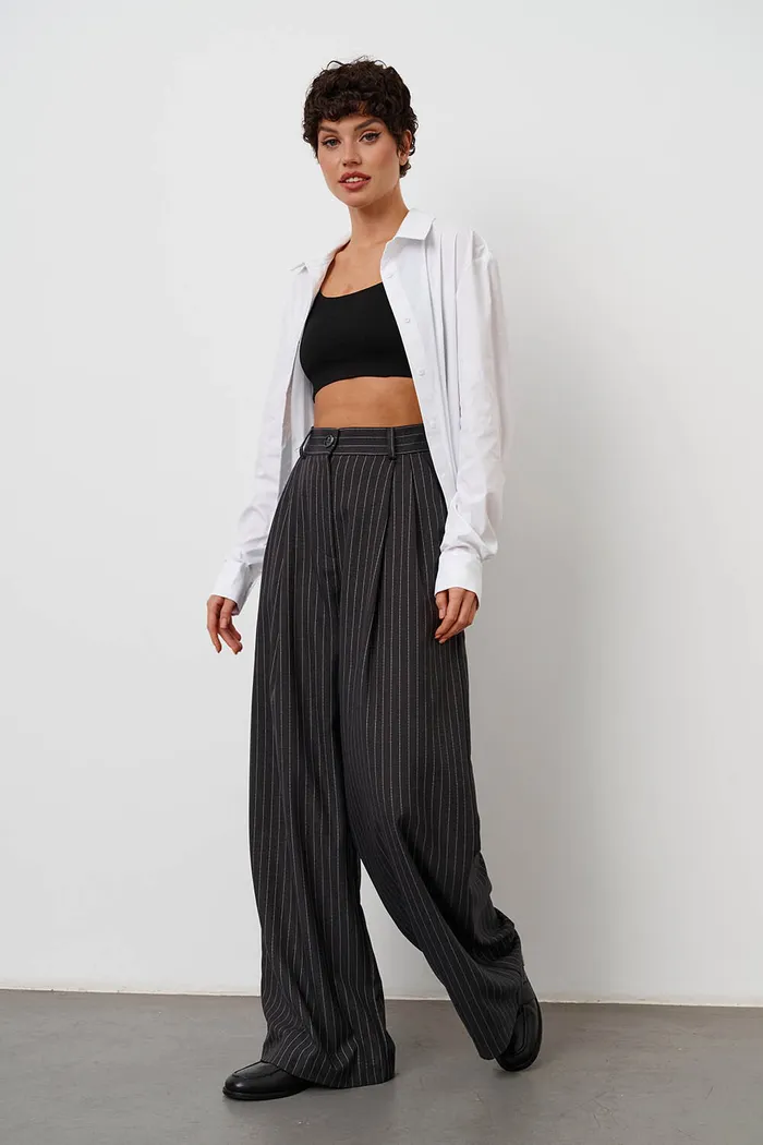 Брюки с защипами в полоску темно-серого цвета