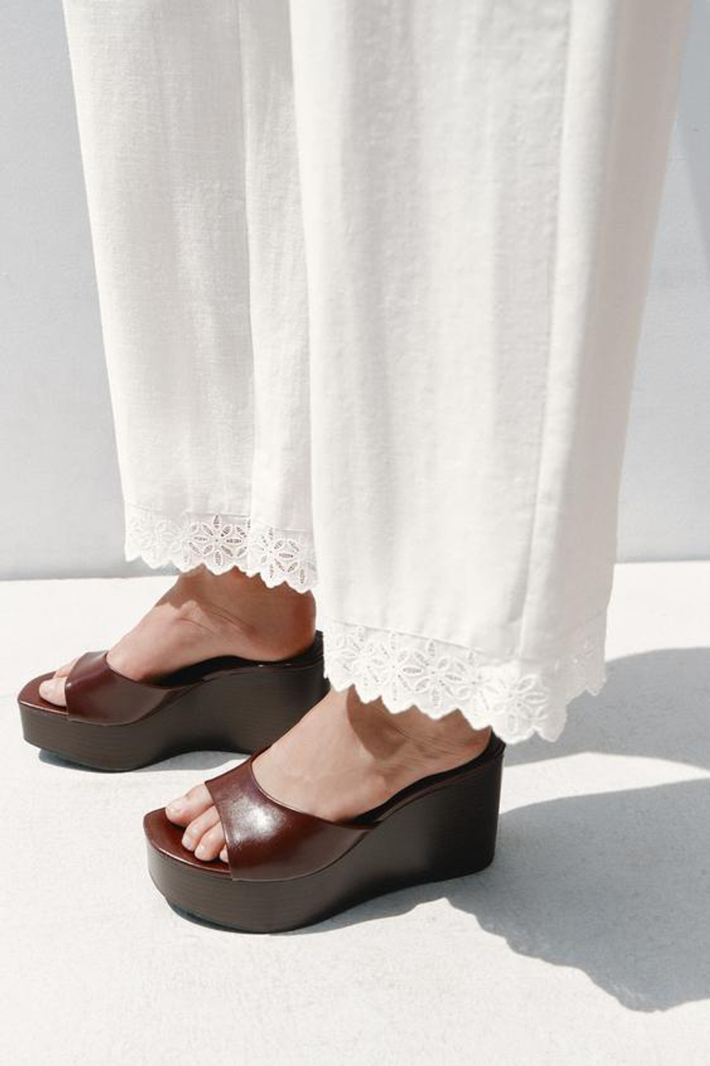 ZARA БРЮКИ ИЗ РАМИ С КРУЖЕВНОЙ ОТДЕЛКОЙ, ЖЕЛТОВАТО-БЕЛЫЙ