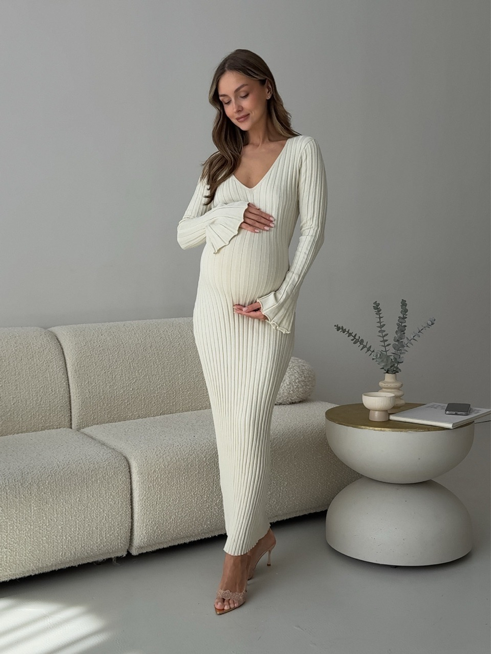 Платье вязаное, с v-образным вырезом, с завязкой и расклешенными рукавами