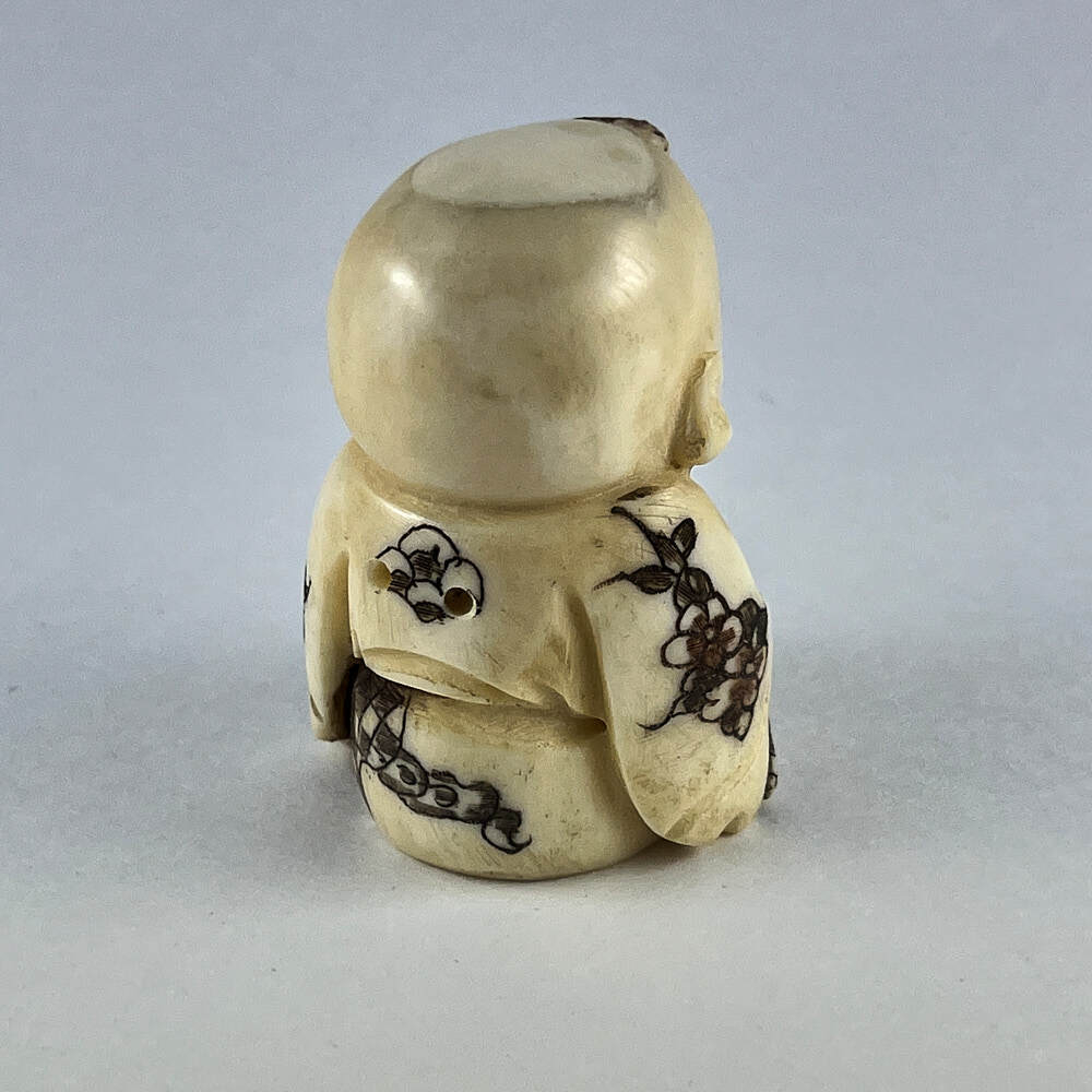 Статуэтка нэцкэ Мальчик Карако с корзиной цветов