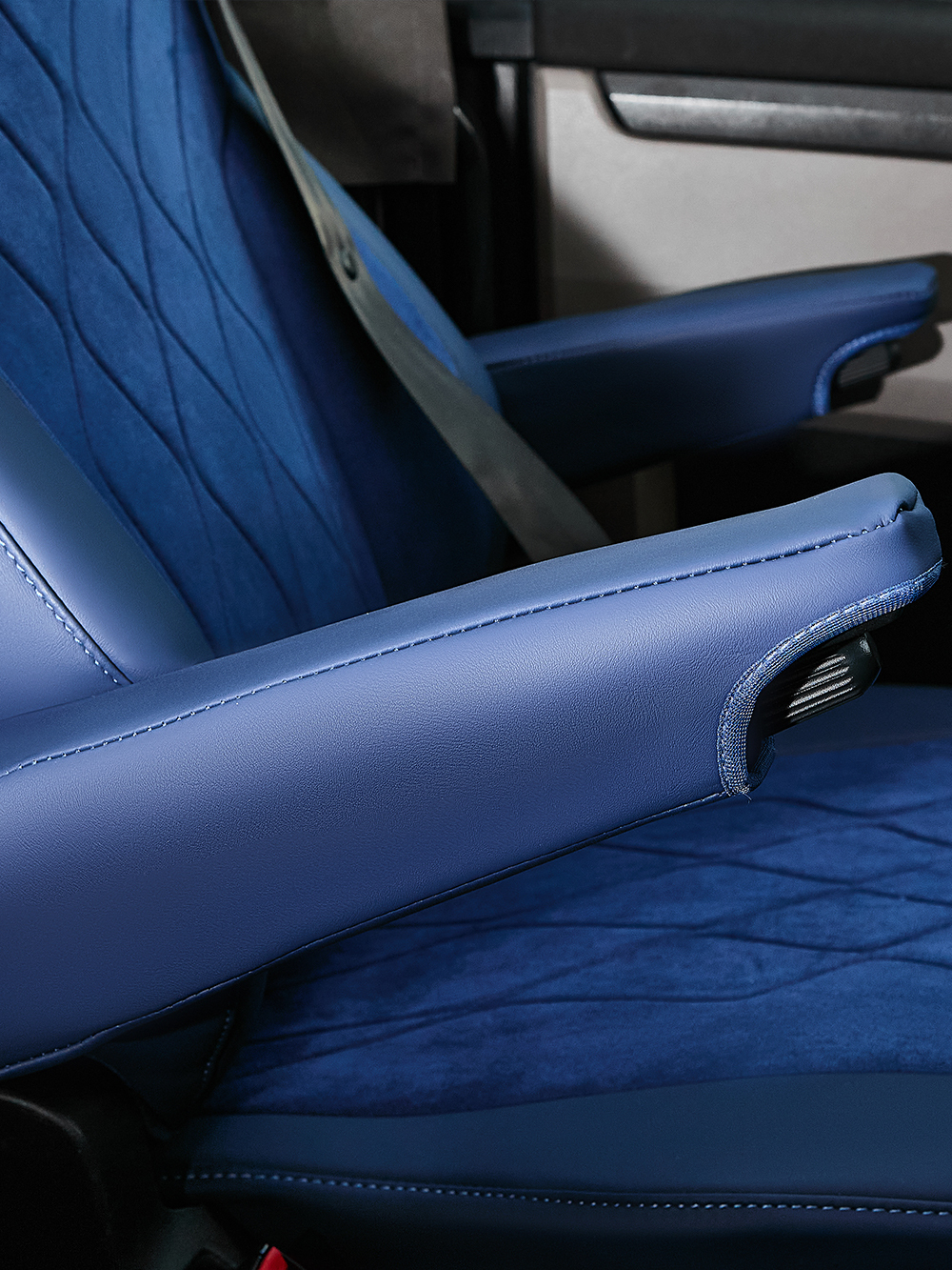 Чехлы Люкс MAN TGX, TGS с 2021 года без регулировки ремня безопасности водителя по высоте (экокожа, синий, синяя вставка)