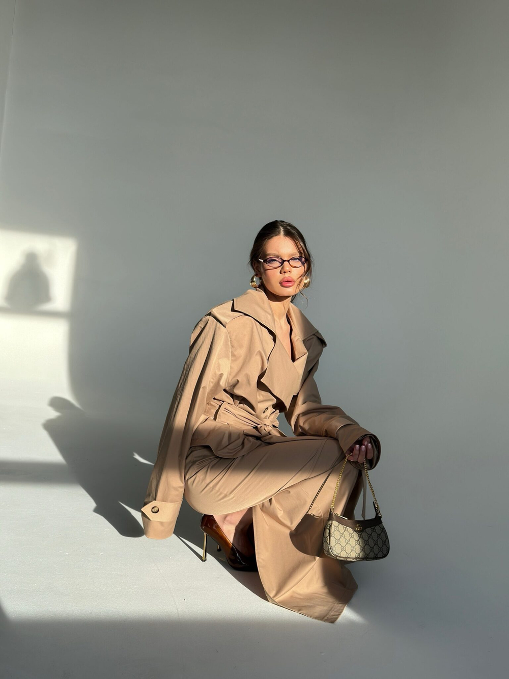 Укороченный тренч с объемными плечами песочный