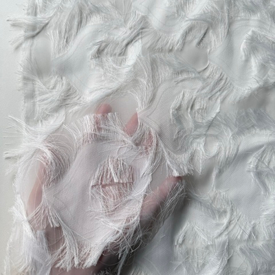 Шифон-жаккард с бахромой Изящный павлин (молочный)