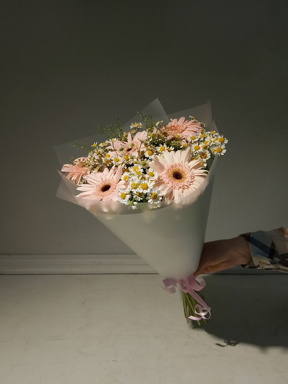 Летний солнечный букет с танацетумом и ароматными пионами Сара Бернард (С0034)