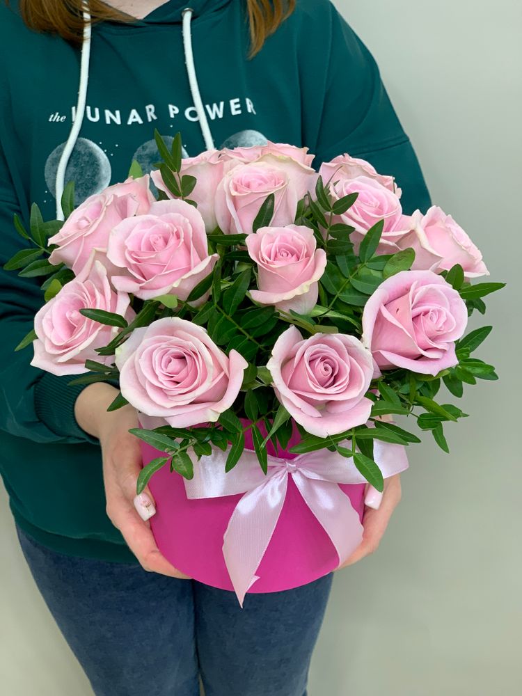 Шляпная коробка 15 розовых роз Кения 40см с зеленью