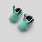 Комплект – футболка прямого кроя с новогодней надписью, джоггеры, моксы и игрушка