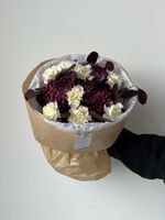 Букет из хризантемы бигуди, диантусов и эвкалипта