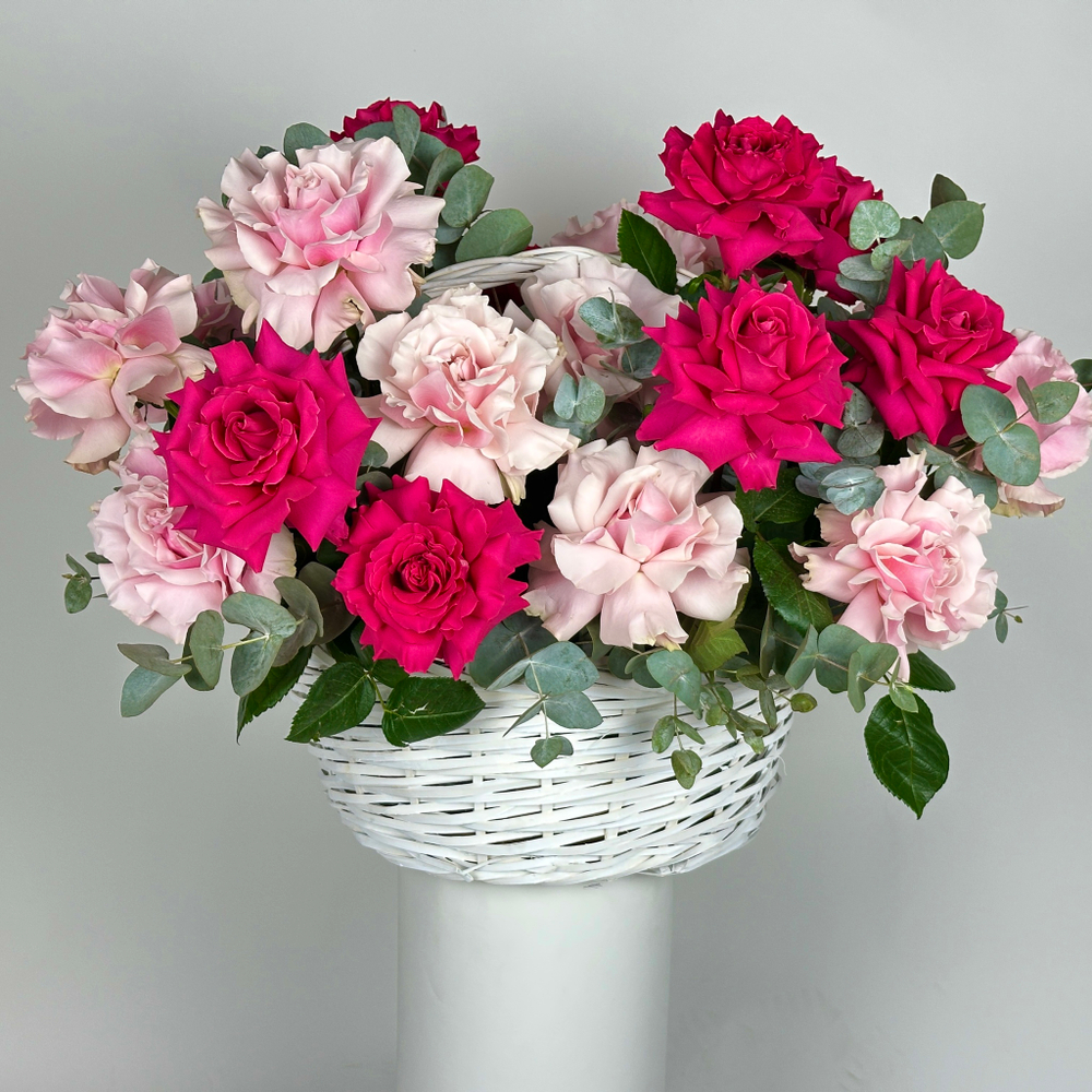 Букет из 25 розовых французских роз в корзине