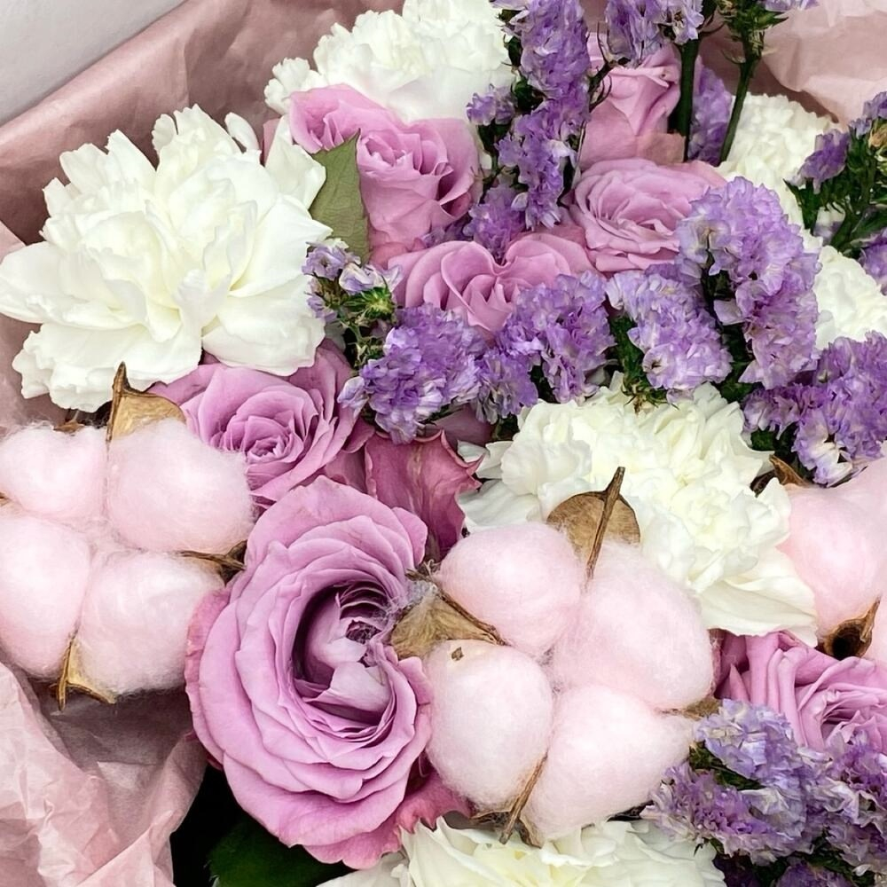 «Лавандовое созвездие» Букет из розы, гвоздики, статица и хлопка 💜