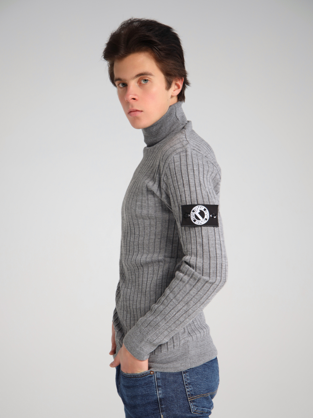 Водолазка с патчем Город Горький серая