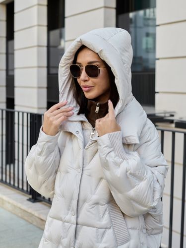 Светло-бежевый удлиненный пуховик с манишкой-капюшоном