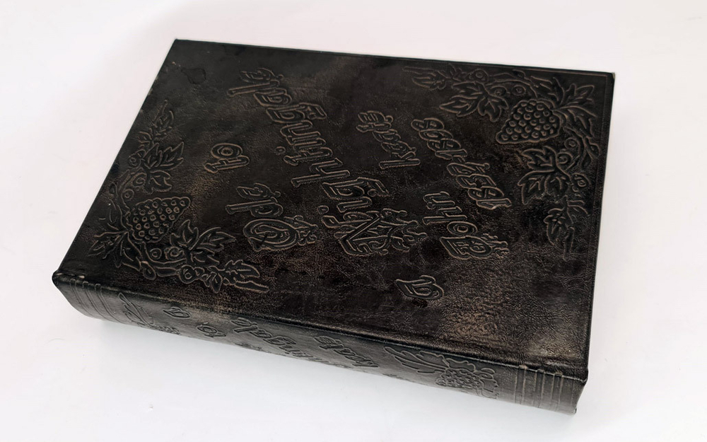 Футляр-шкатулка в форме книги