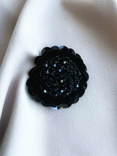 Большая декоративная пуговица-брошь с биссером и пайетками