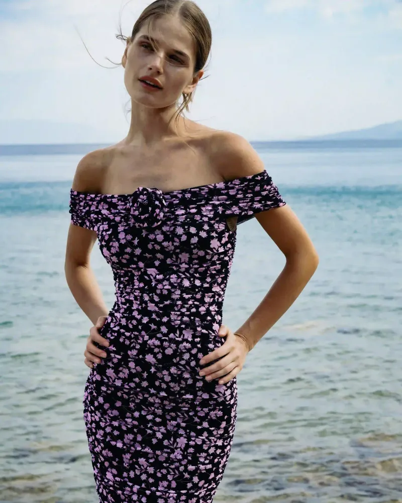 Iren rose midi, платье миди драпированное из черной сетки с мелкими светло-розовыми цветами и розой