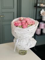 Букет из кустовой пионовидной розы и белых незабудок