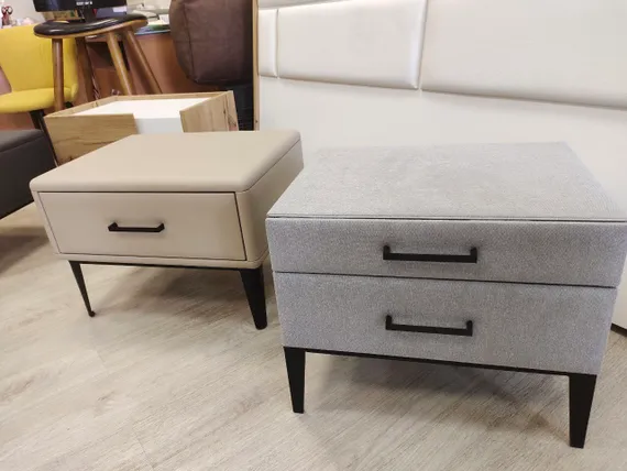 Прикроватная тумбочка Berli с двумя ящиками, серая ткань