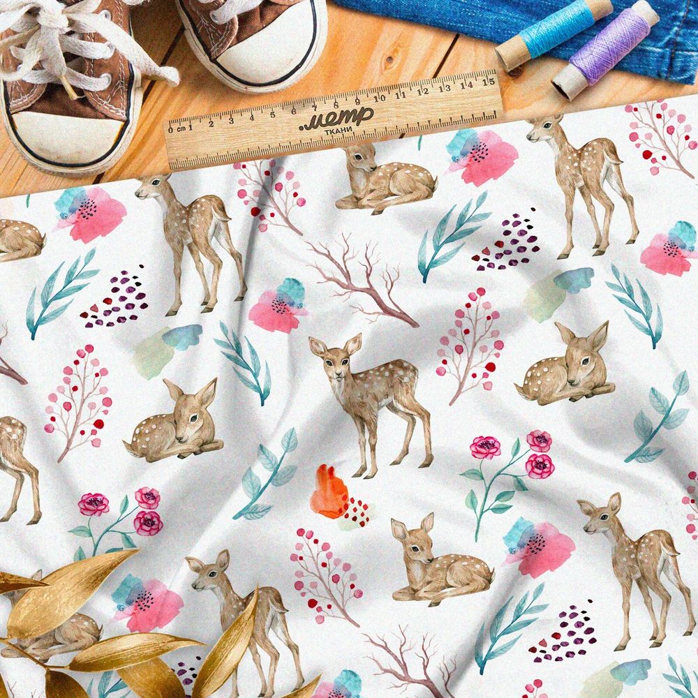 Ткань муслин оленята и веточки брусники на белом фоне