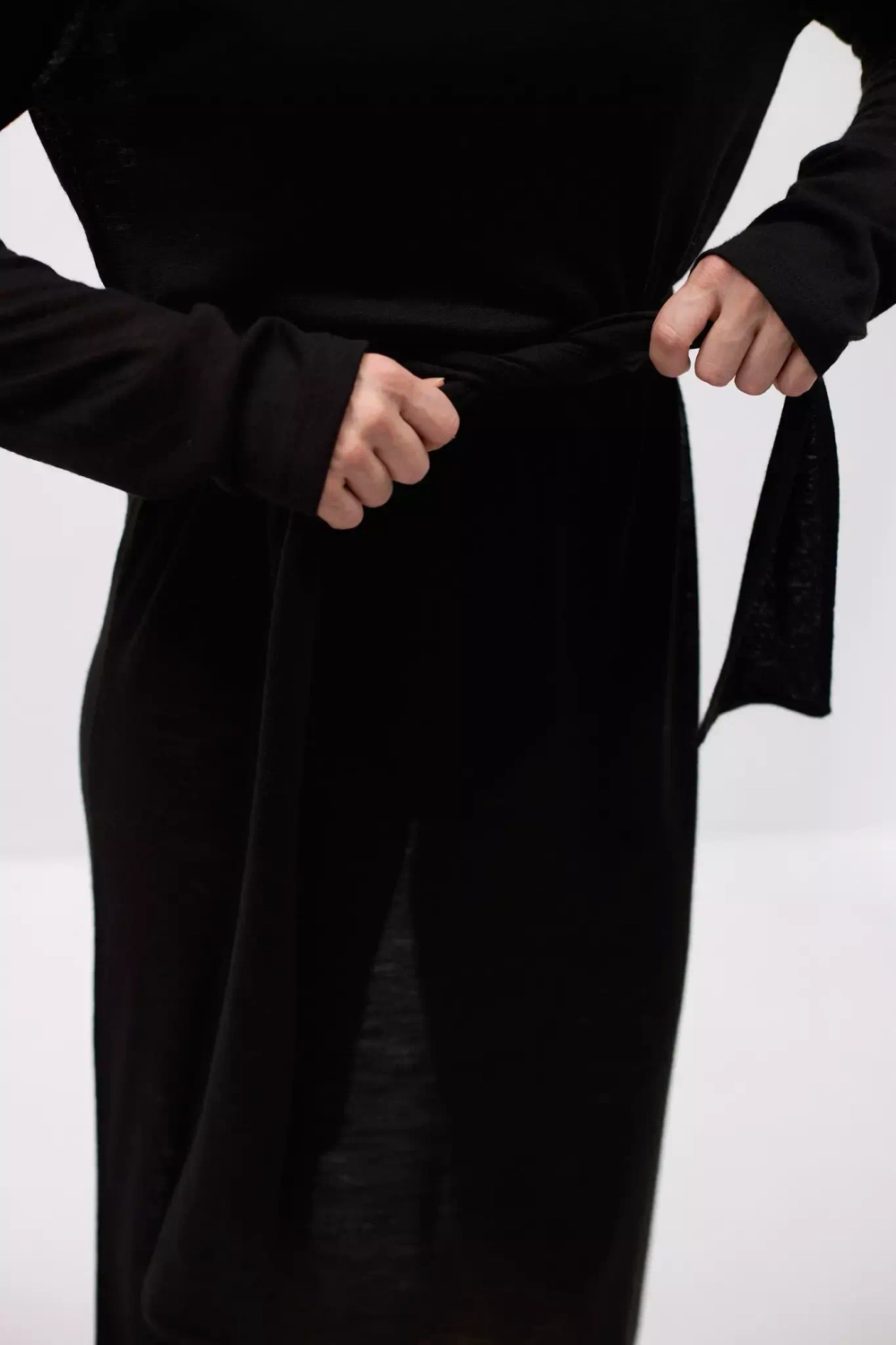 Платье из трикотажа со стойкой черного цвета с поясом