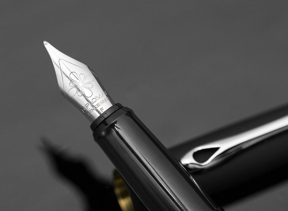 Перьевая ручка Diplomat Esteem Lapis черная F (D10425643) 3