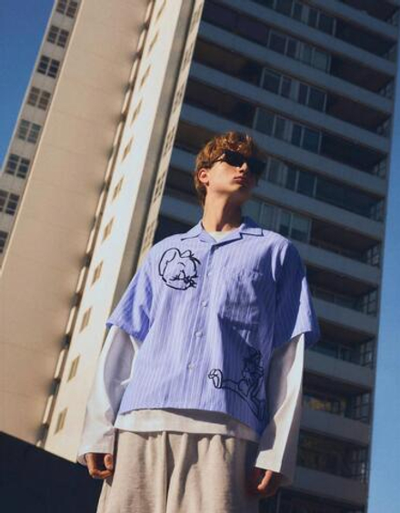 BERSHKA Рубашка с коротким рукавом «Tom & Jerry», светло-голубой