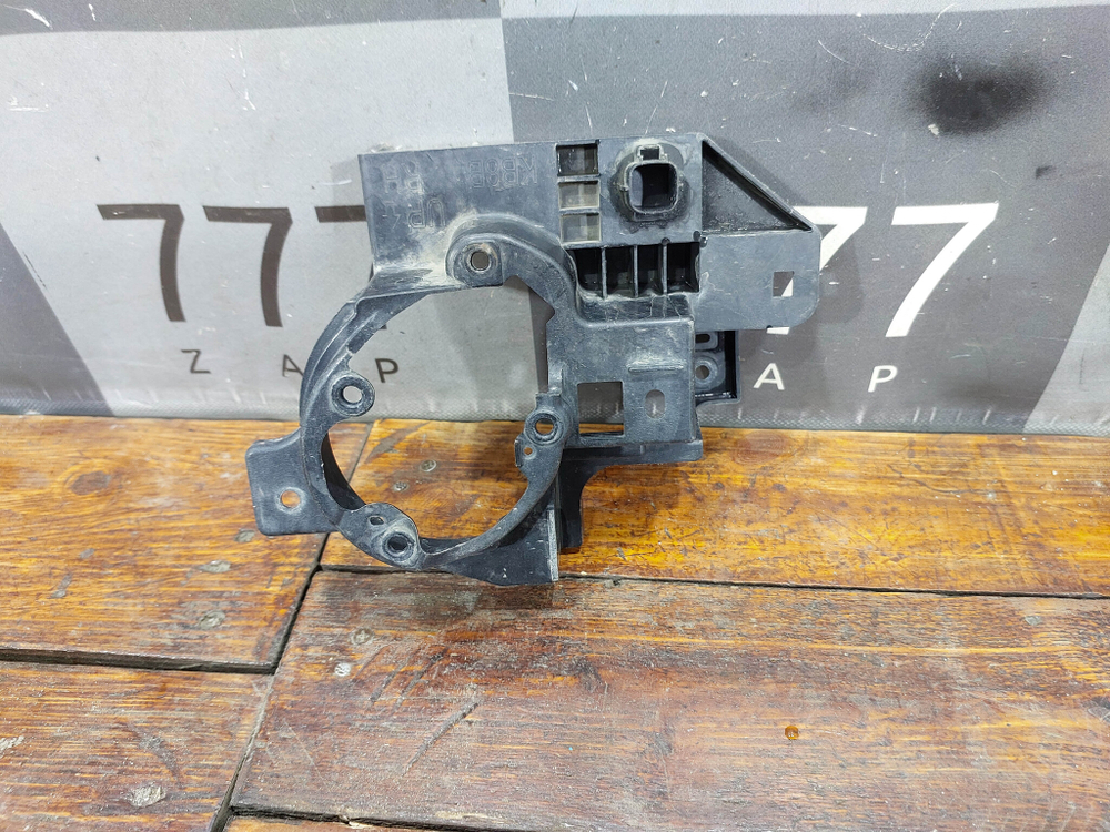 Кронштейн ПТФ правый Mazda CX-5 2 (KF) 17-нв Б/У Оригинал KB8B51684