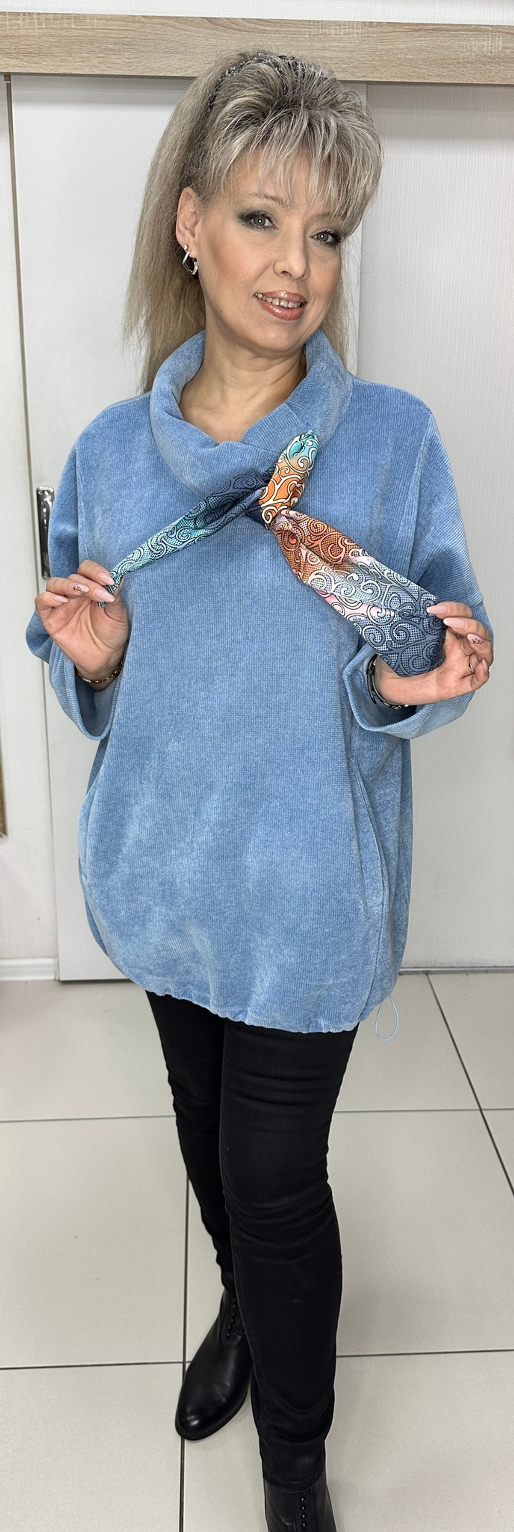 Нарядный блузон-туника с галстуком из микро вельвета