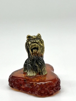 Бронзовая статуэтка на янтаре