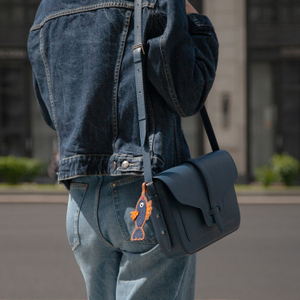 Сумка Universel с двумя плечевыми ремнями из кожи теленка, синего цвета