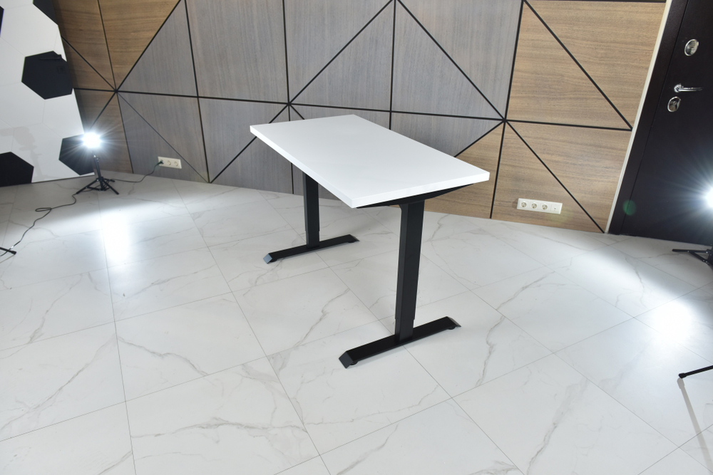 Регулируемый компьютерный стол Bazalt с регулировкой по высоте — столешница МДФ Белый