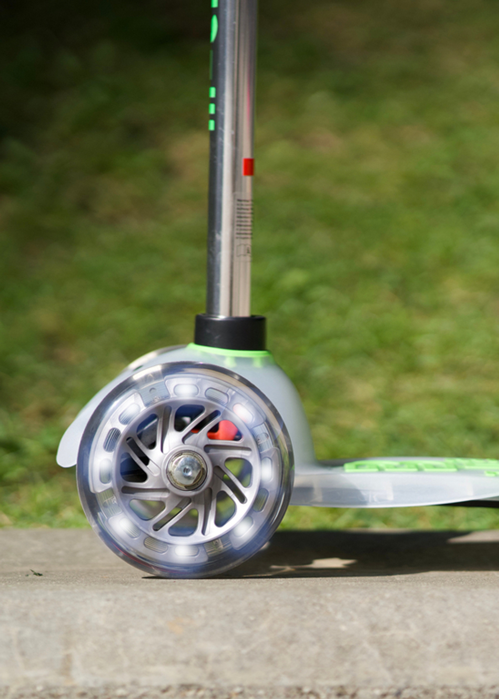 Самокат Mini Micro Deluxe Flux LED неоновый зеленый