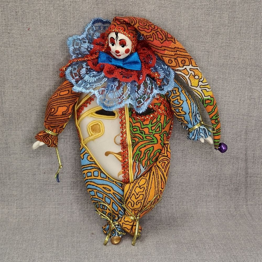 Интерьерная кукла Клоун на маске с кружевным воротником