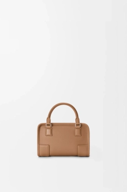 Loewe Мини-сумка Amazona 180 из мягкой телячьей кожи, мокко