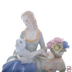 Статуэтка Royal Classics Девушка с собачкой 25 см