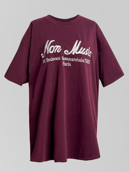 Футболка Yixuan 2676 удлиненная однотонная с надписью Non Music спереди