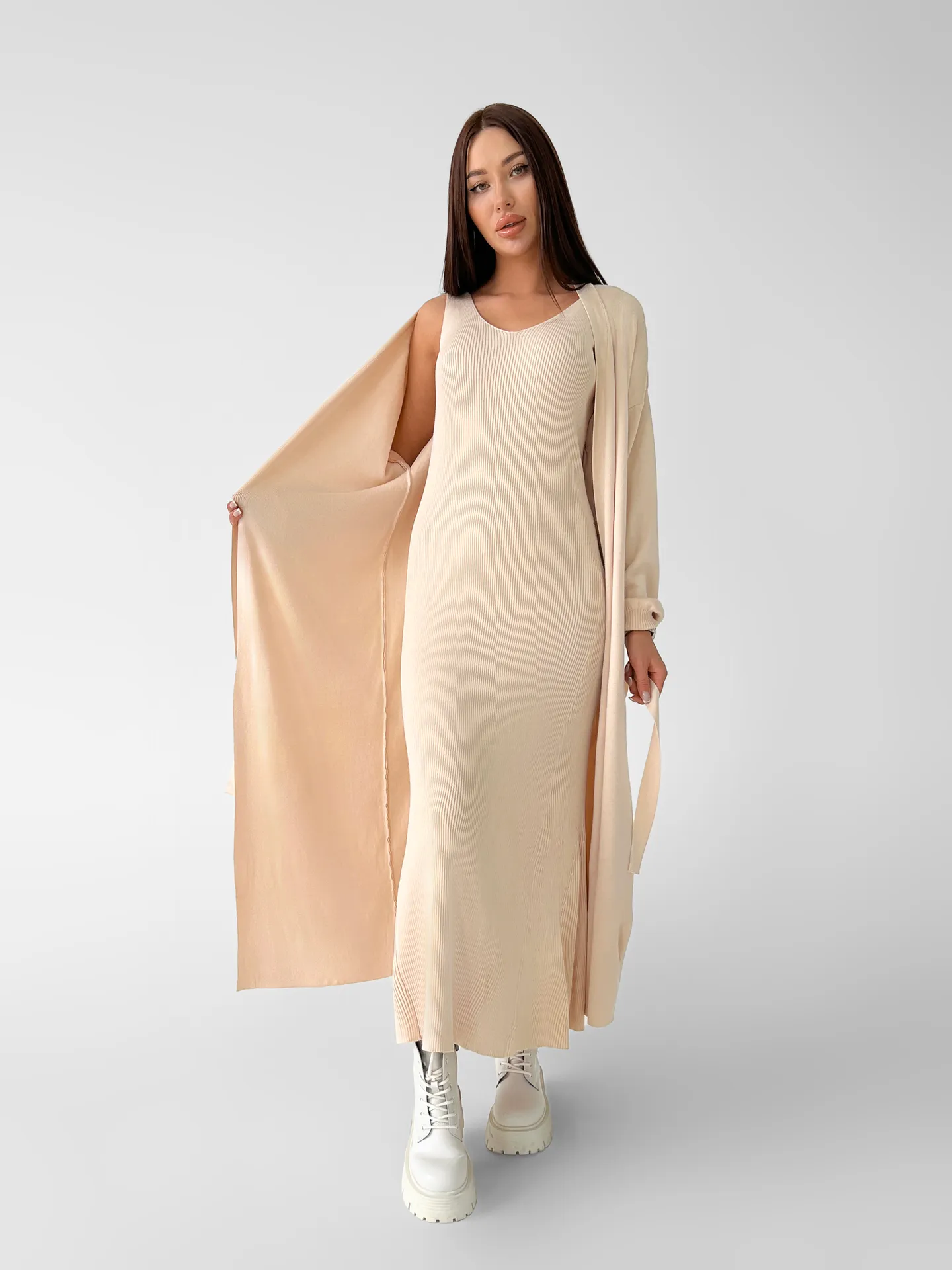 Комплект JN из удлиненного платья без рукавов и кардигана с поясом