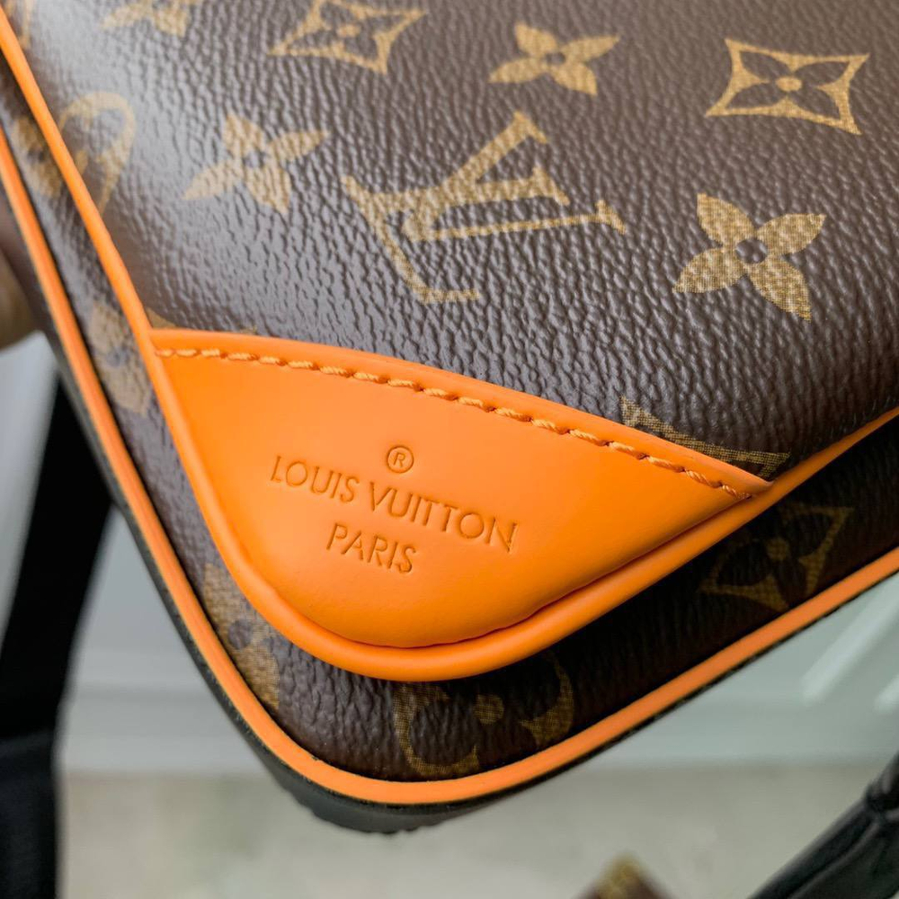 Сумка-мессенджер Louis Vuitton